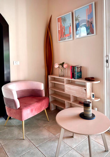 Estantería diseñada y fabricada con madera maciza