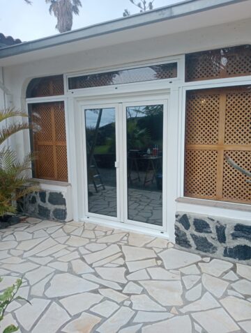 Puerta doble hoja aluminio, Rolf Benker Carpintero