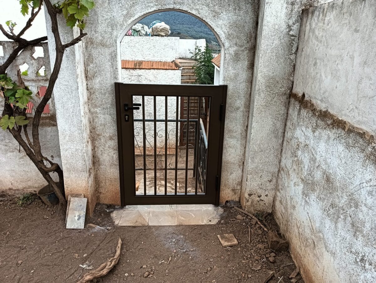 puerta aluminio barrotes rolfbenker