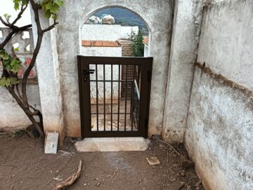 puerta aluminio barrotes rolfbenker