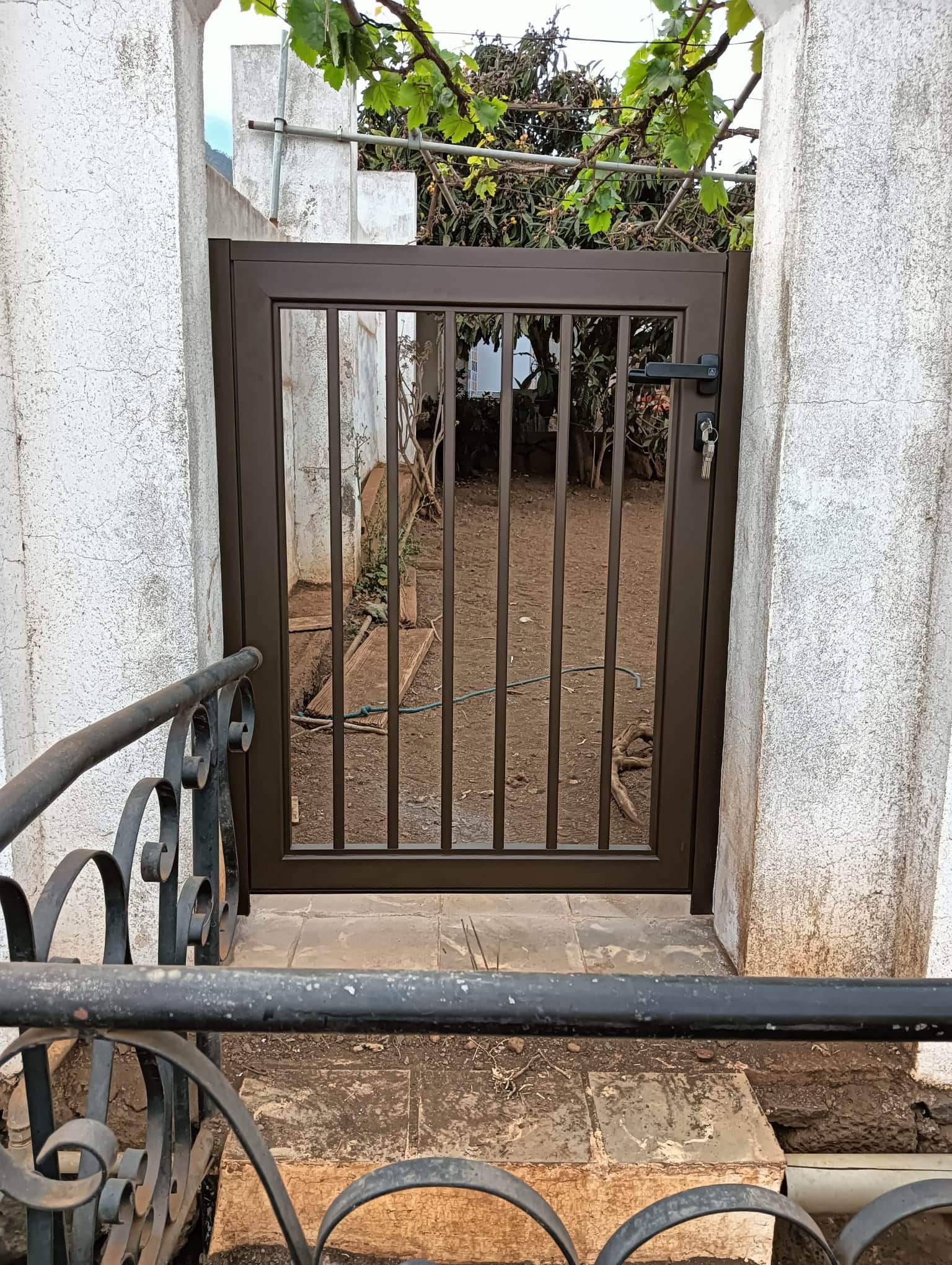 puertaaluminio barrotes rolfbenker