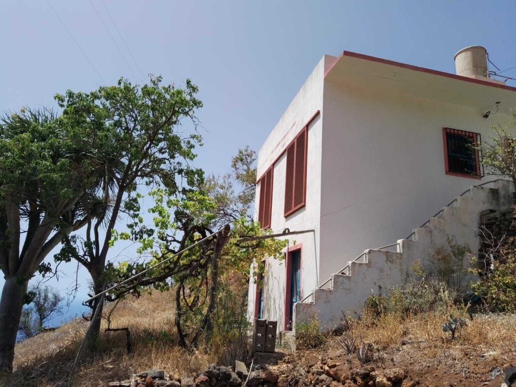 Creación e instalación de mosquiteras y persianas correderas en color sapely