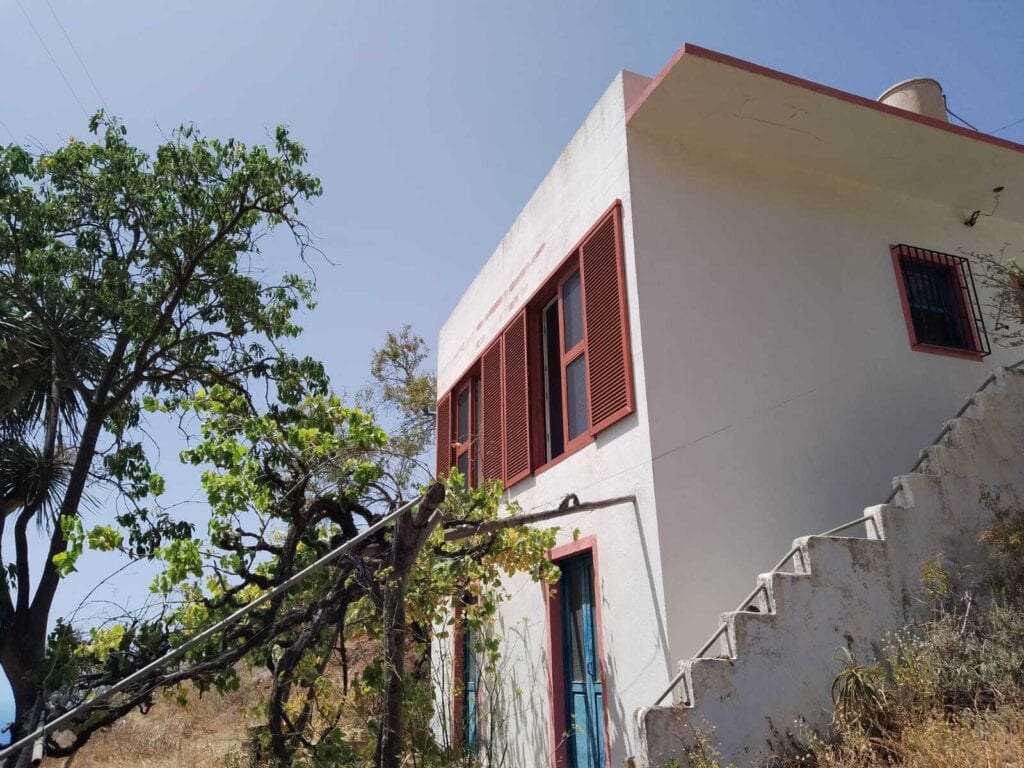 Creación e instalación de mosquiteras y persianas correderas en color sapely