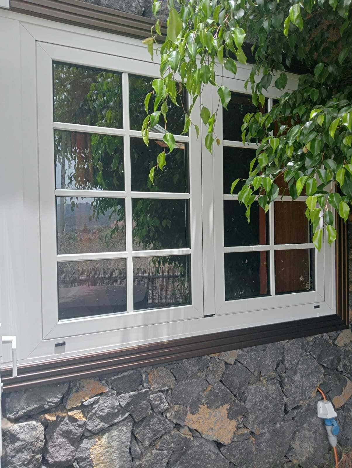 Instalación de ventanas con palillería pegada sobre el cristal