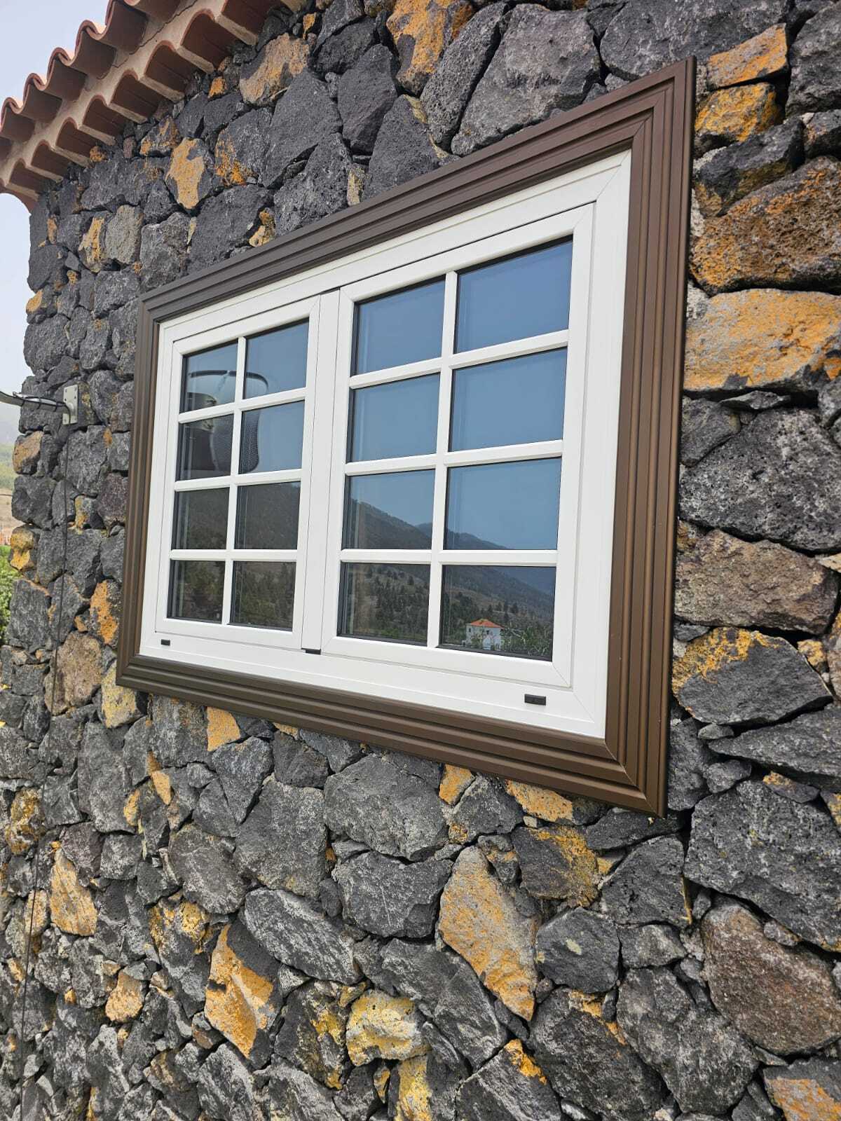 Instalación de ventanas con palillería pegada sobre el cristal