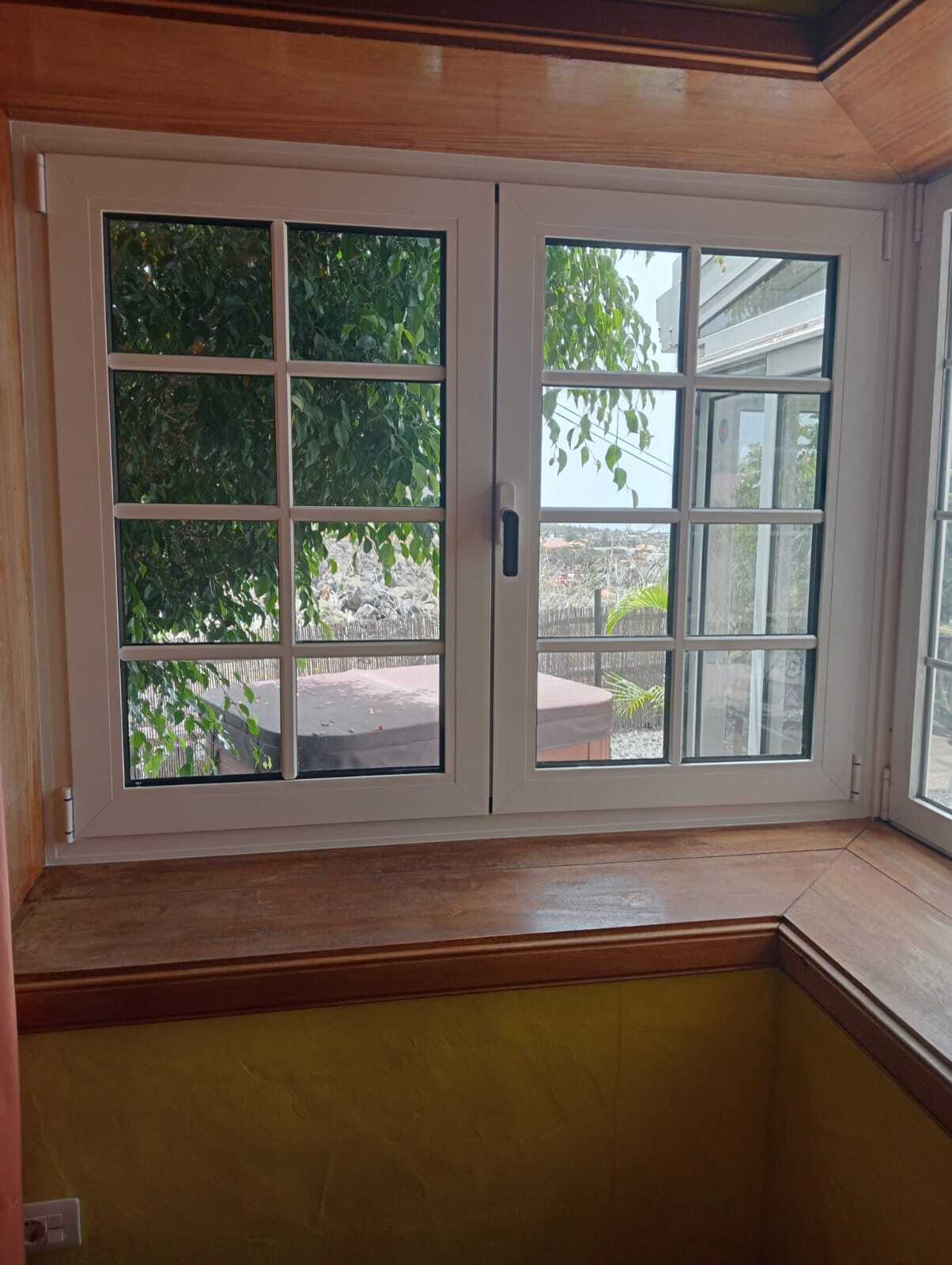 Instalación de ventanas con palillería pegada sobre el cristal