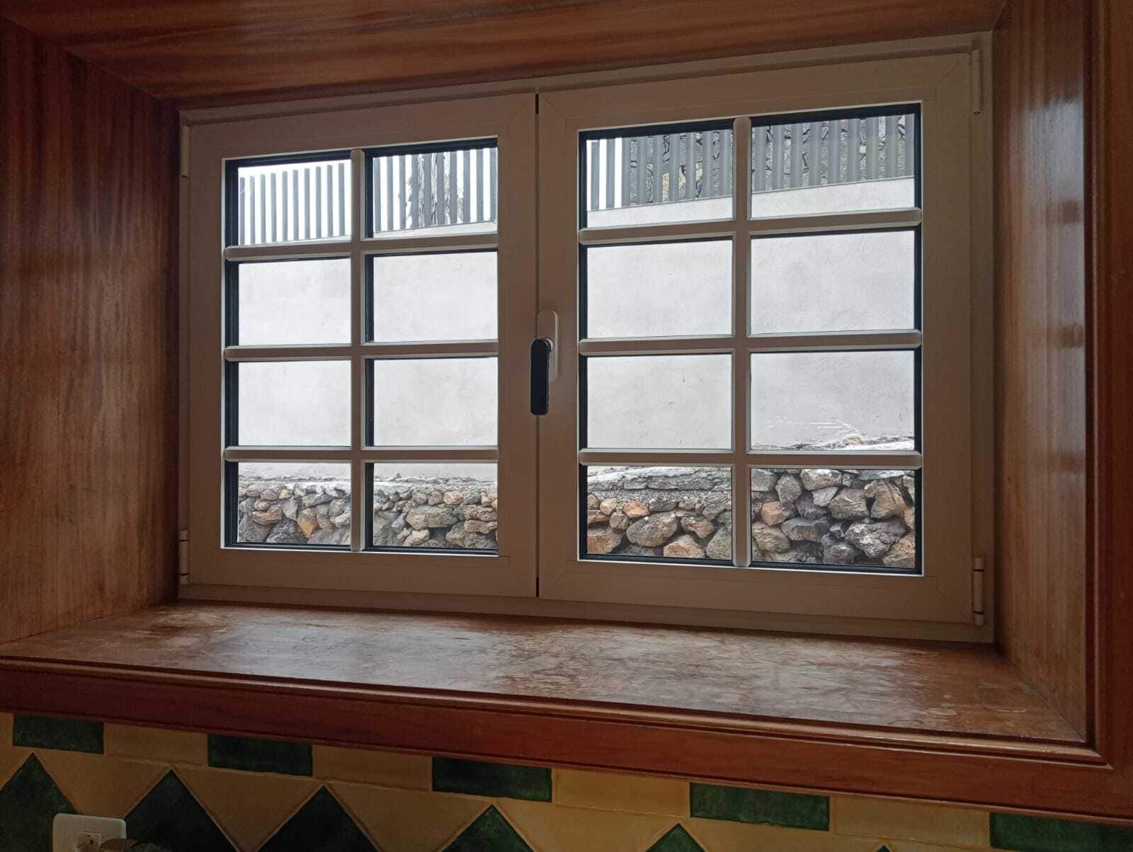 Instalación de ventanas con palillería pegada sobre el cristal