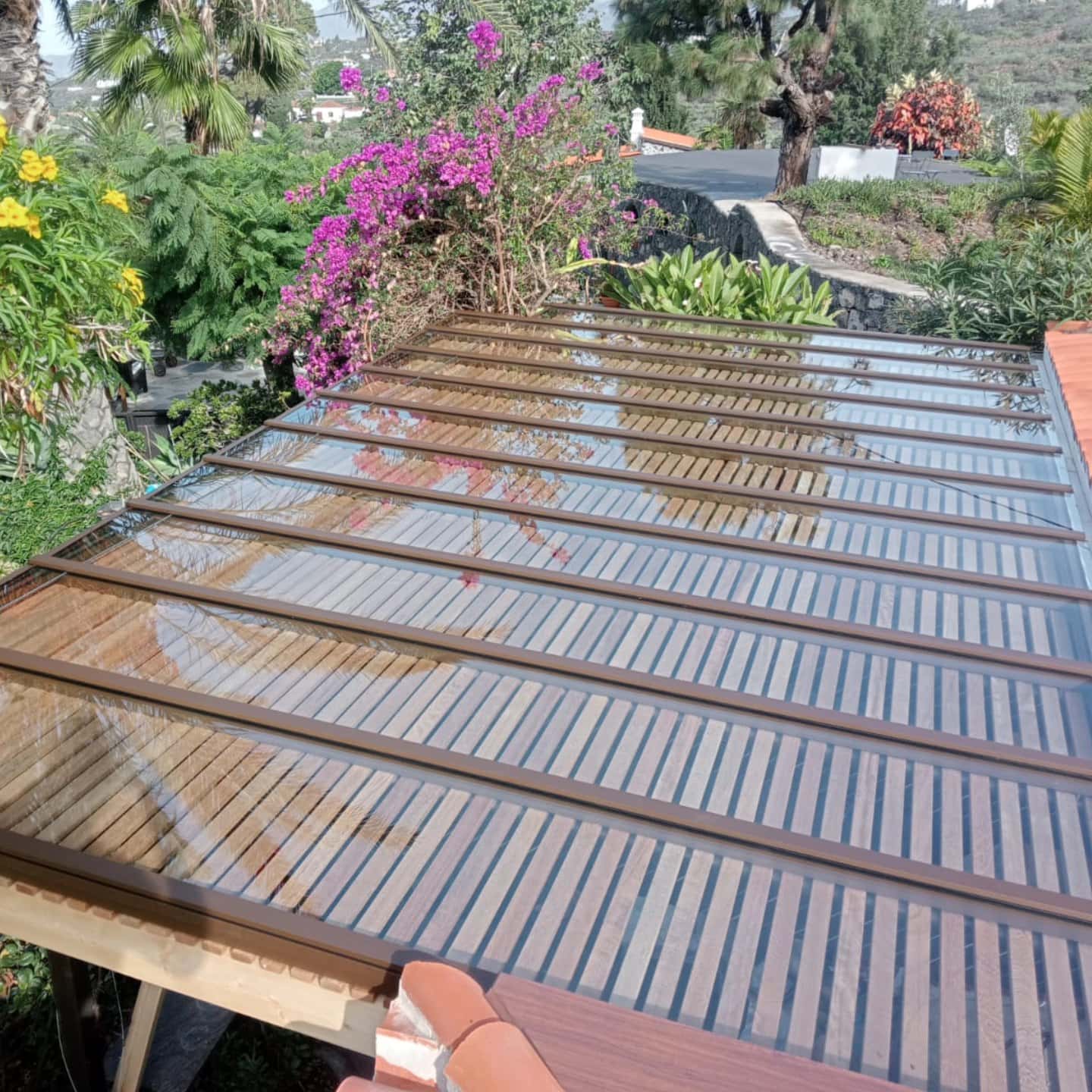 Cubierta exterior de madera y cristal