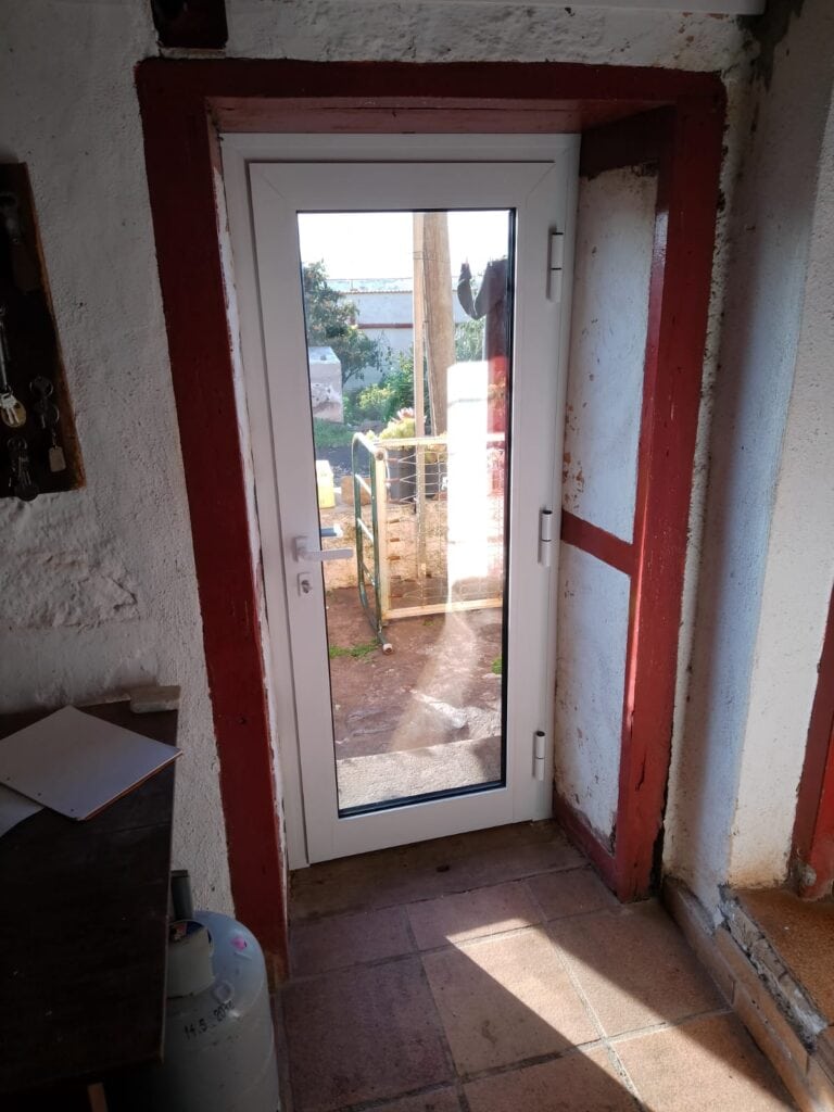 Ventanas y puertas de aluminio: un trabajo a medida en el paso