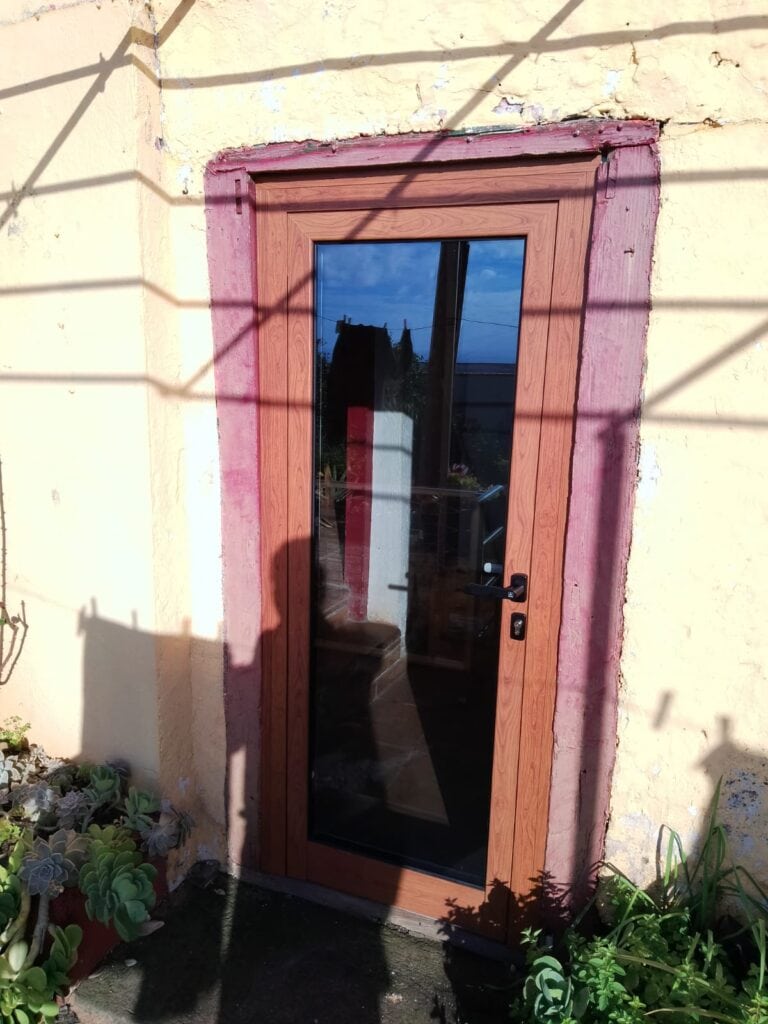 Ventanas y puertas de aluminio: un trabajo a medida en el paso