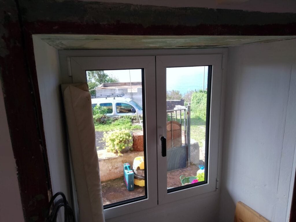 Ventanas y puertas de aluminio: un trabajo a medida en el paso
