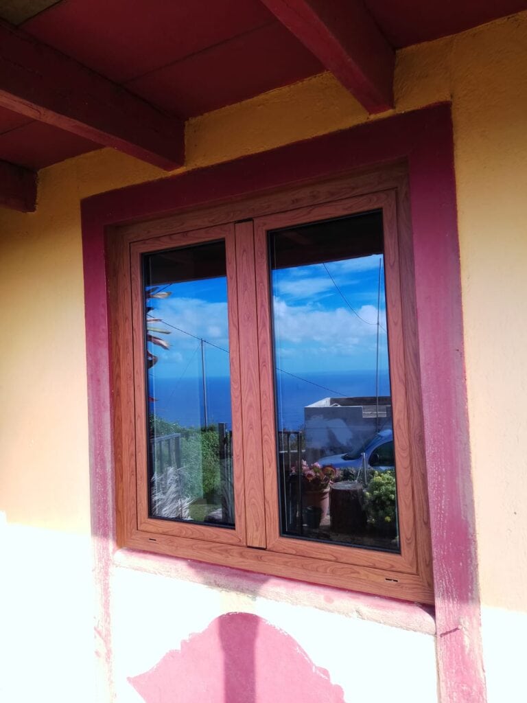 Ventanas y puertas de aluminio: un trabajo a medida en el paso