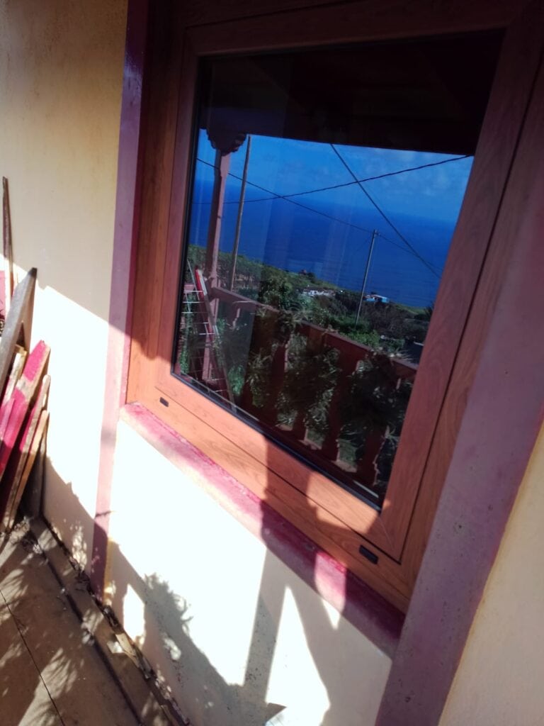 Ventanas y puertas de aluminio: un trabajo a medida en el paso