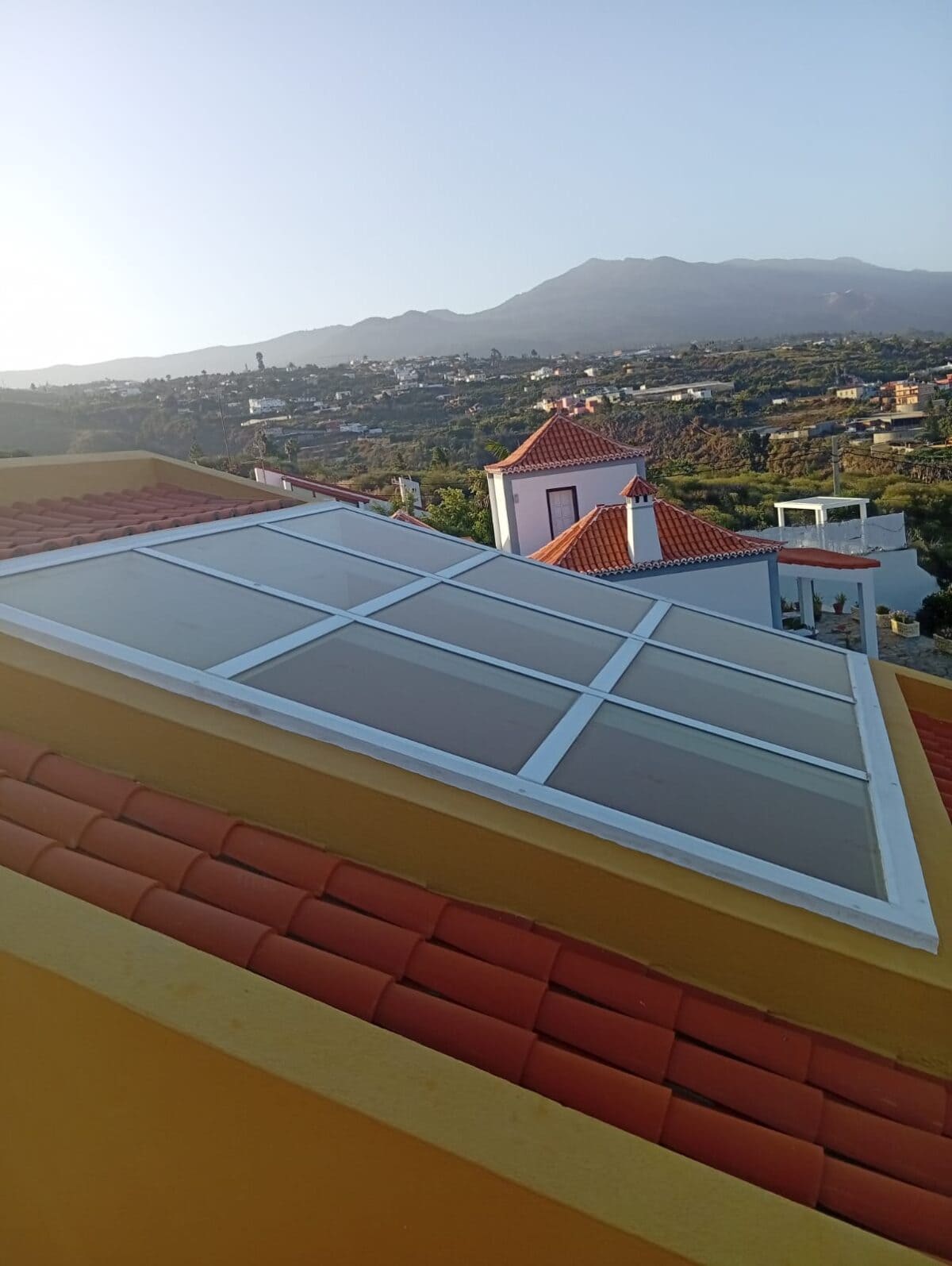 Instalación de cubierta de vidrio en techo