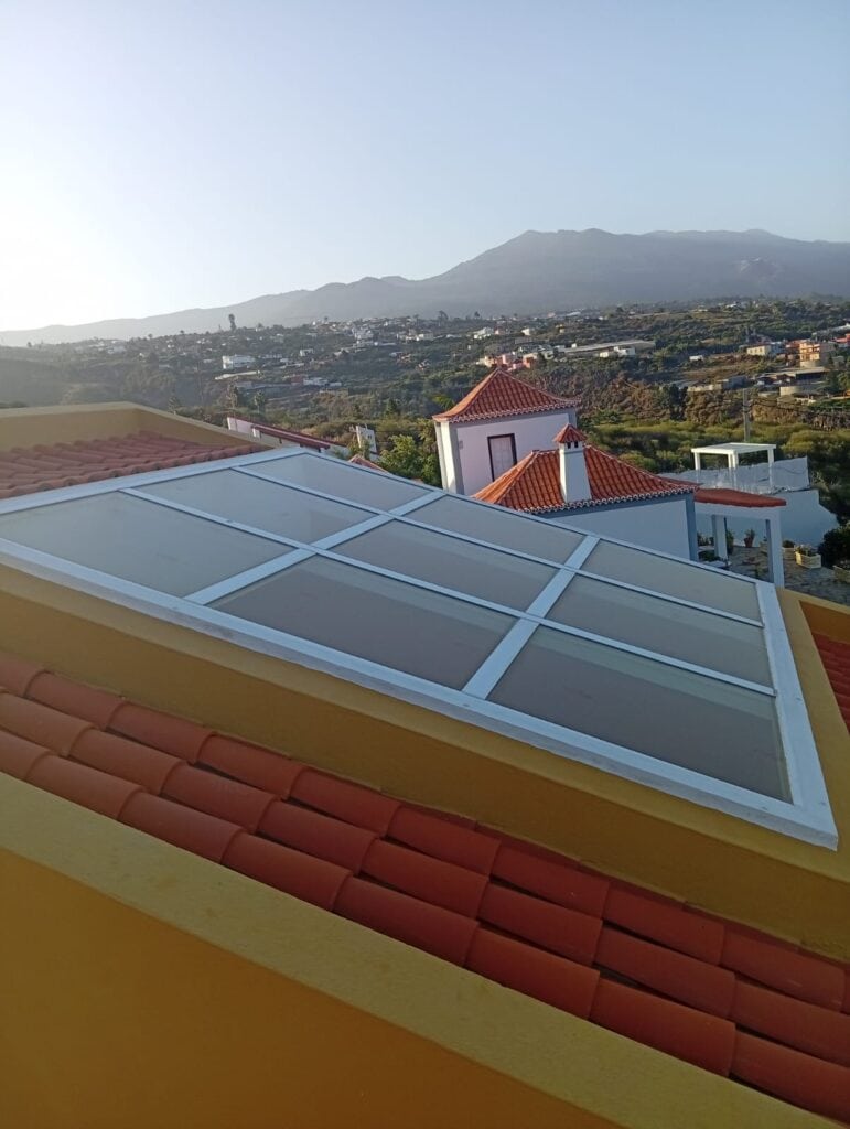 Instalación de cubierta de vidrio en techo