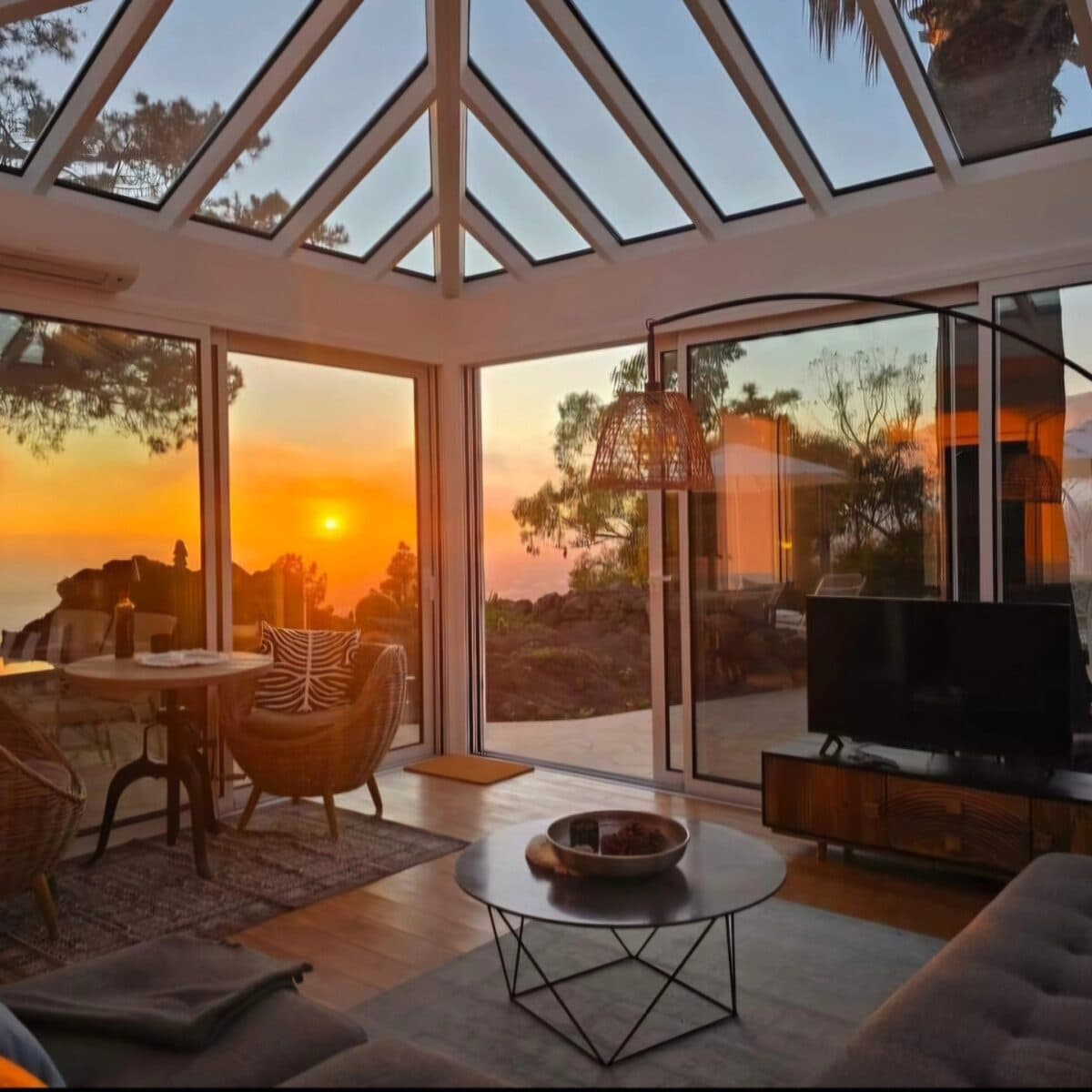 Vivir con Luz: Las Ventajas de Tener un Invernadero en Casa