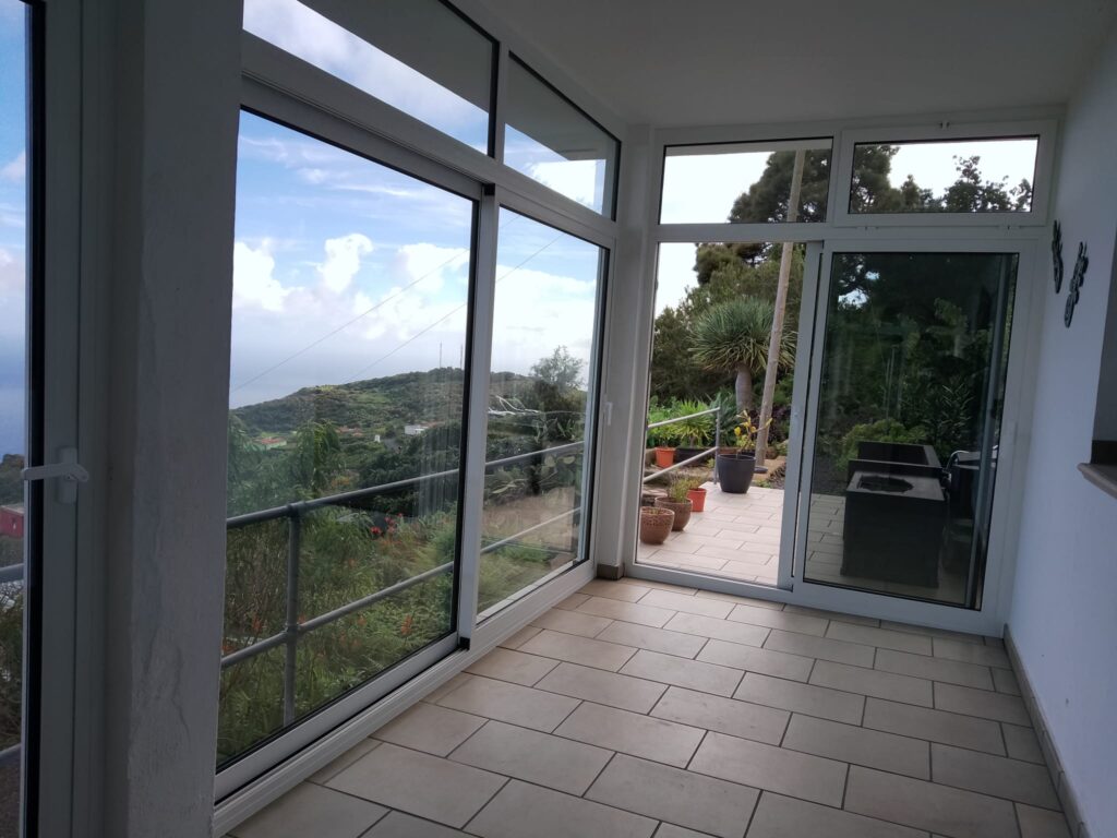 Cerramiento de terraza en aluminio en La Palma: luz, vistas y confort todo el año