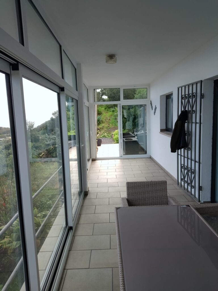 Cerramiento de terraza en aluminio en La Palma: luz, vistas y confort todo el año