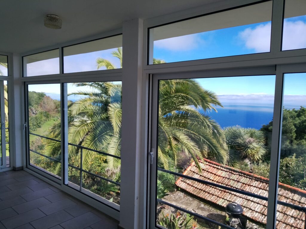 Cerramiento de terraza en aluminio en La Palma: luz, vistas y confort todo el año