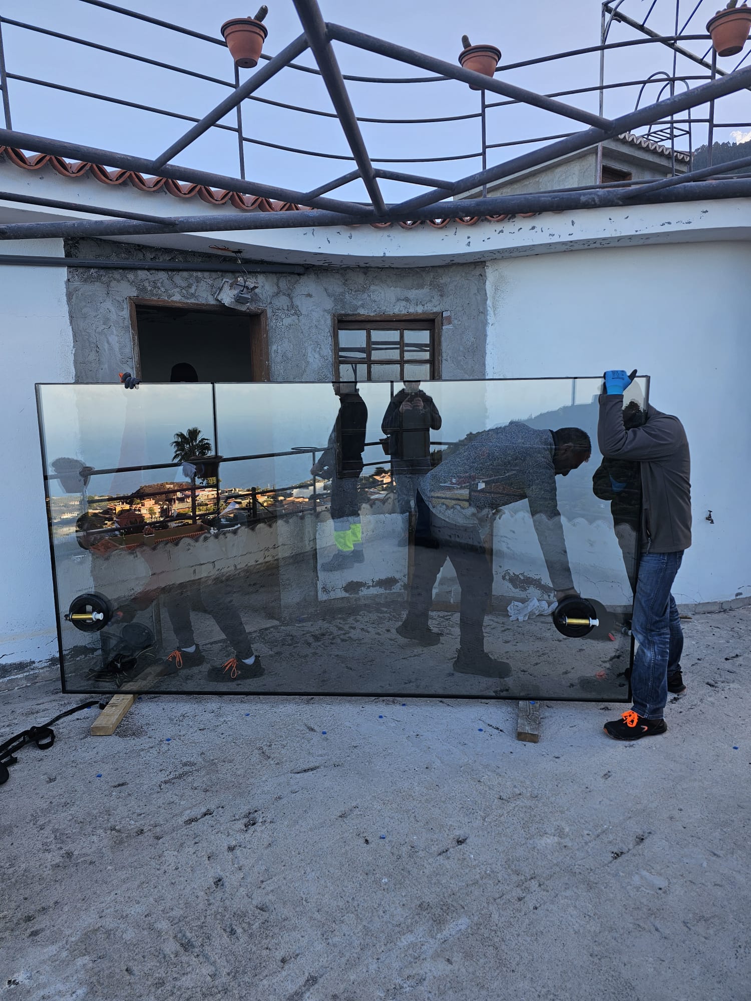 preparación de ventanal panorámico antes de su instalación en vivienda de La Palma