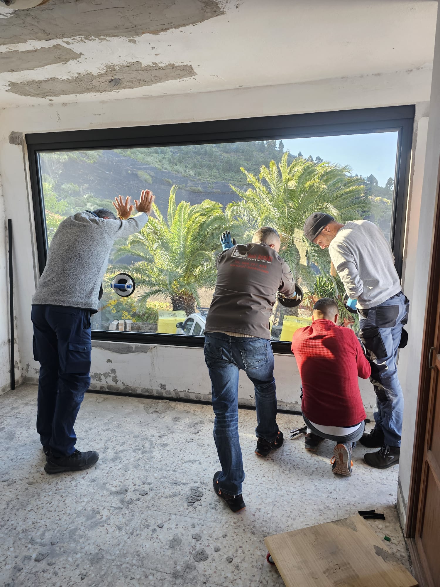 instalación de ventanal panorámico con ventosas en vivienda de La Palma
