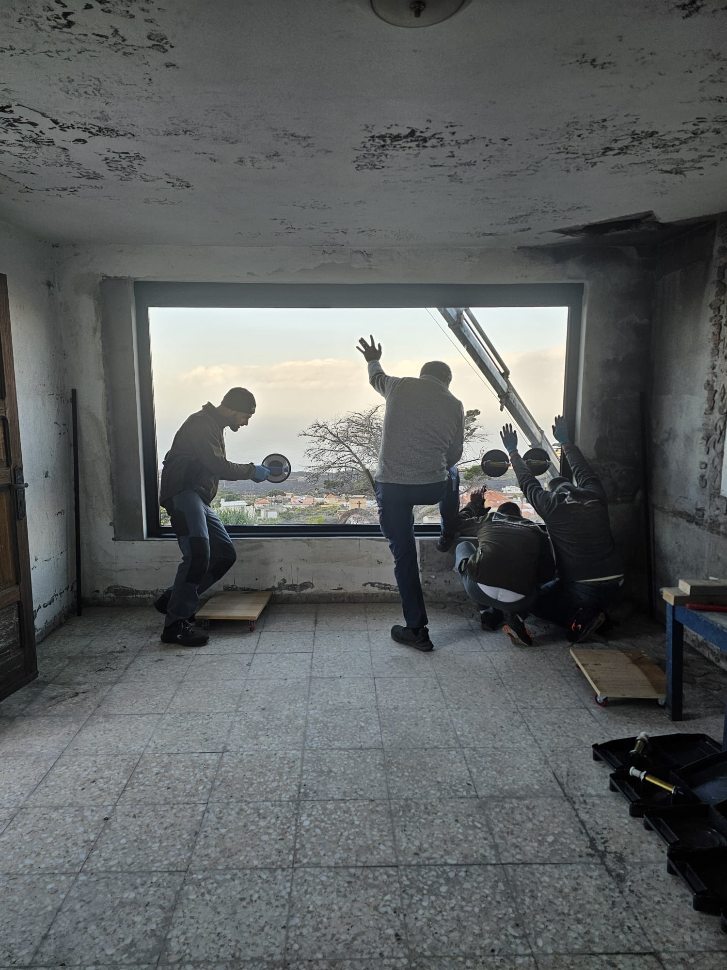 equipo instalando gran ventanal panorámico en reforma de vivienda en La Palma