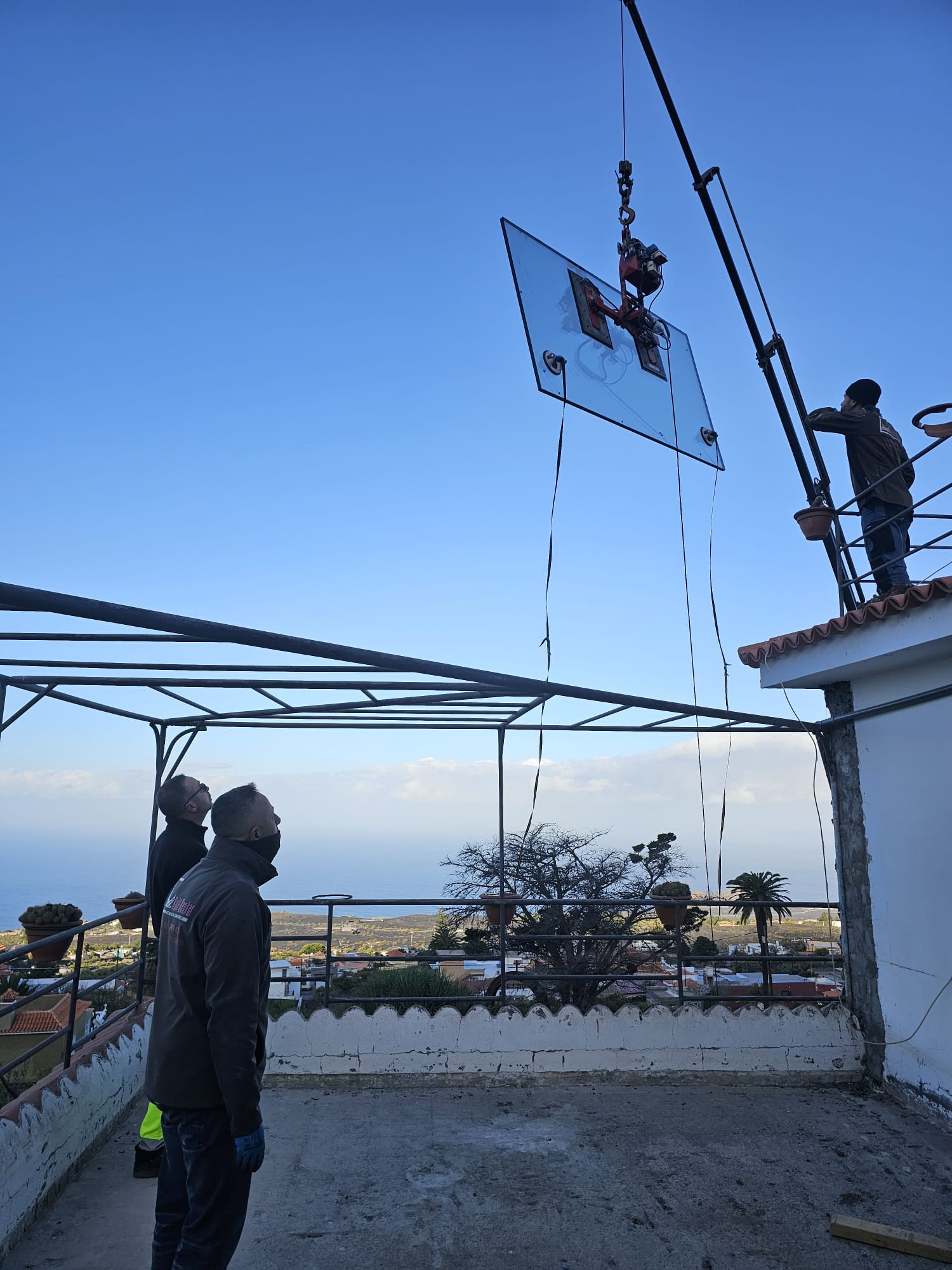 elevación con grúa de vidrio panorámico para instalación en La Palma