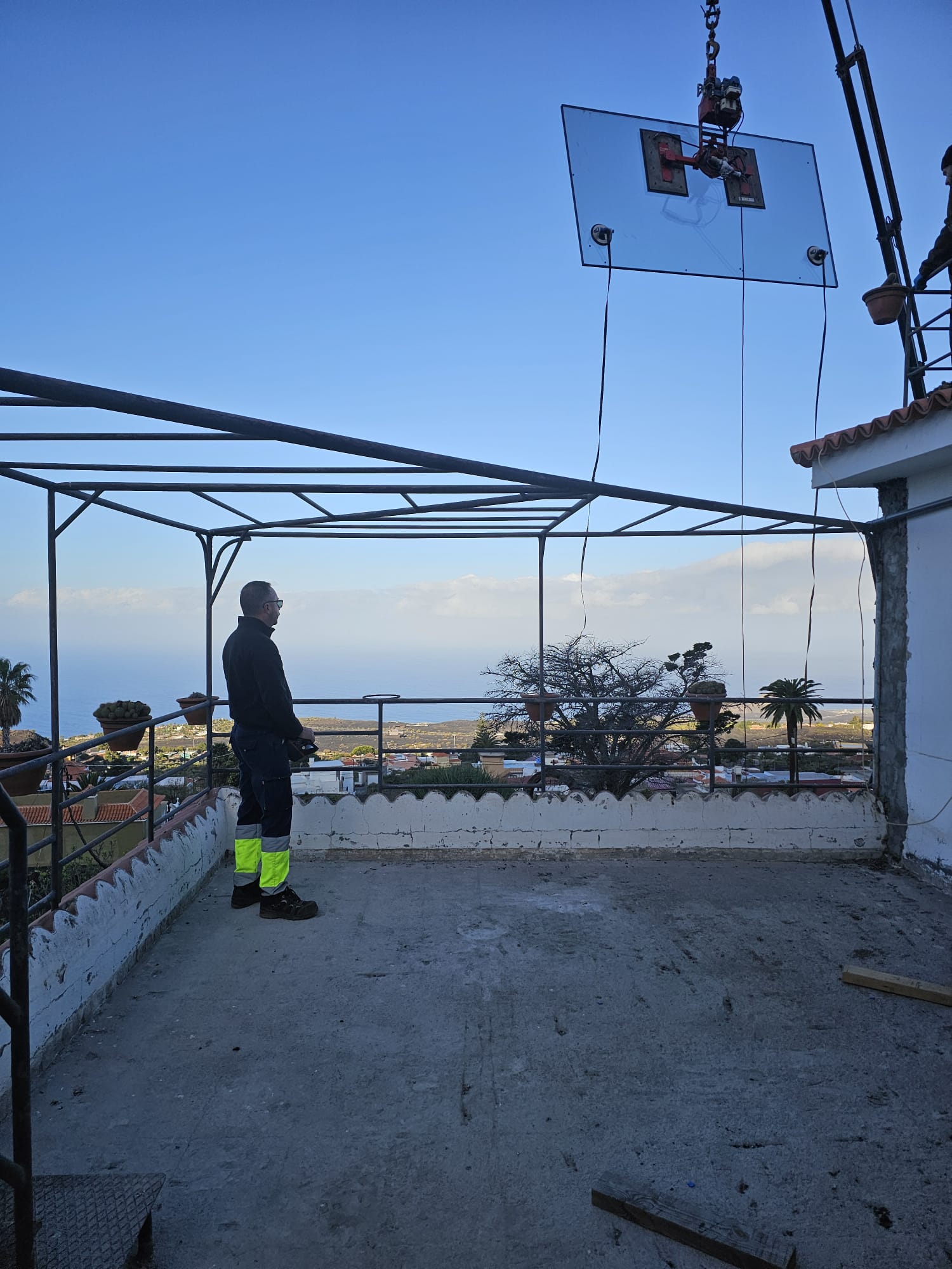 transporte e instalación de ventanal panorámico con grúa en La Palma