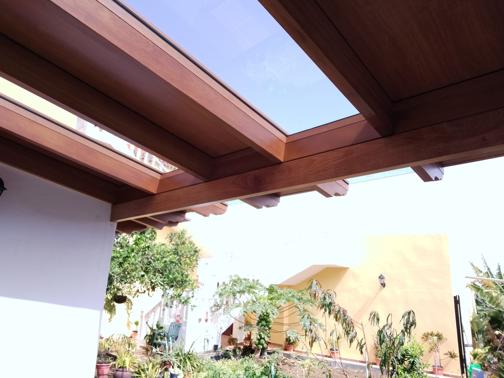 detalle de estructura de cubierta acristalada con aluminio en vivienda de La Palma