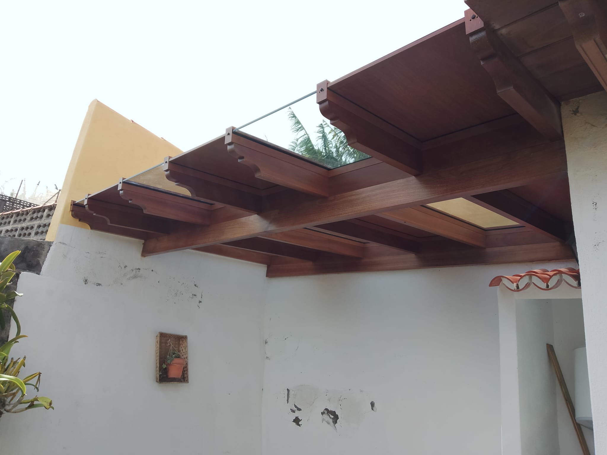 instalación de techo de vidrio y aluminio en patio de casa en La Palma