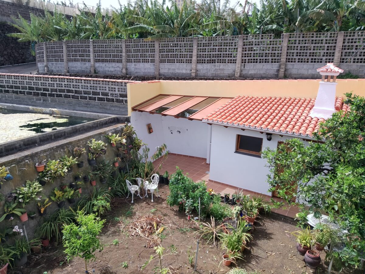 patio con cubierta acristalada de vidrio y aluminio en vivienda de La Palma