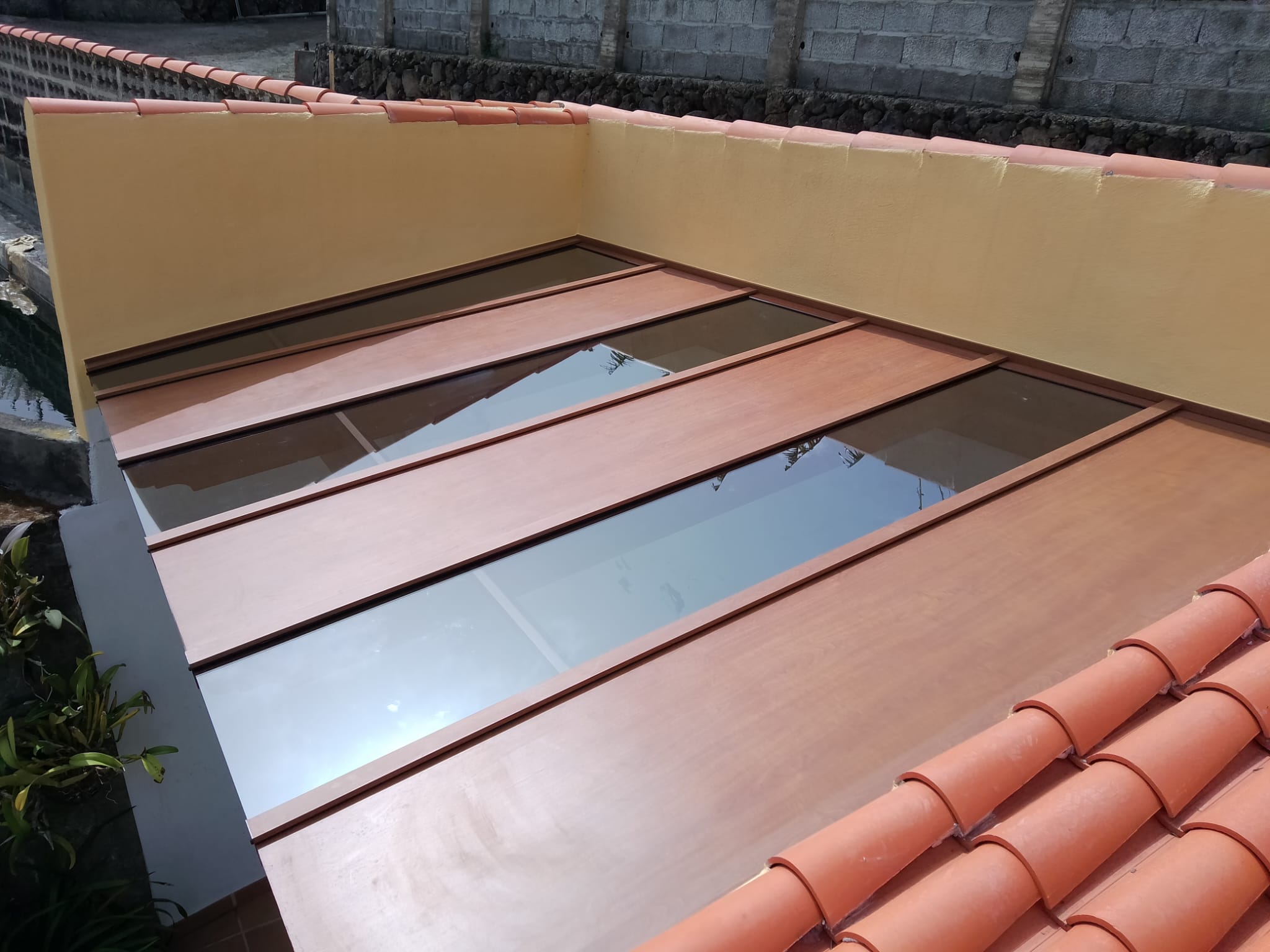 vista superior de cubierta de vidrio y aluminio en patio privado en La Palma