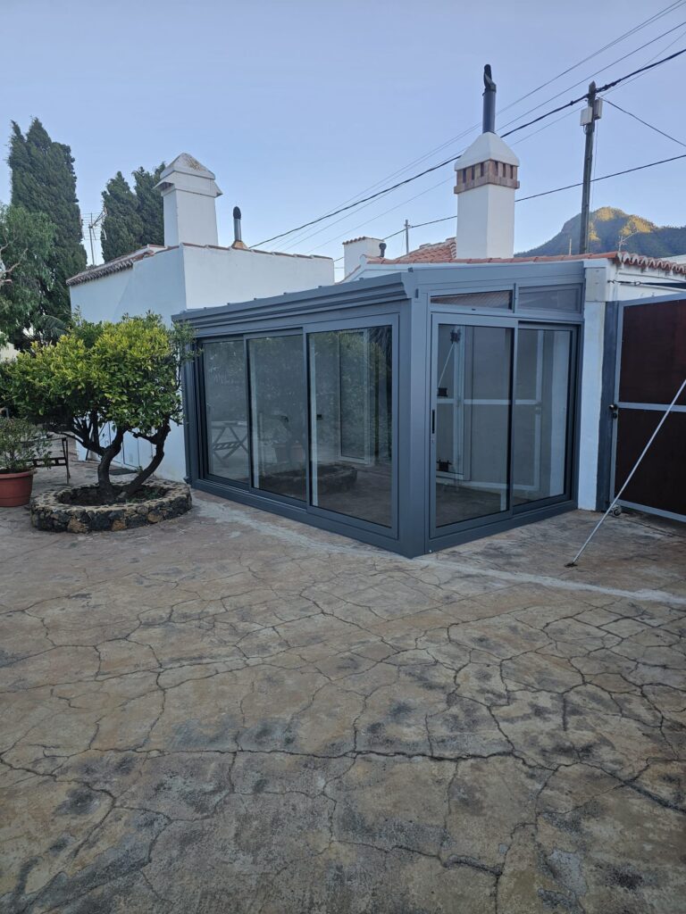 Maßgefertigtes Glasgewächshaus in einem Privathaus auf La Palma 5 invernadero de cristal en La Palma 2