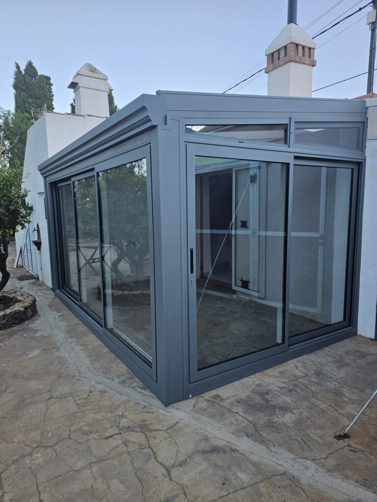 Maßgefertigtes Glasgewächshaus in einem Privathaus auf La Palma 4 invernadero de cristal en La Palma 3