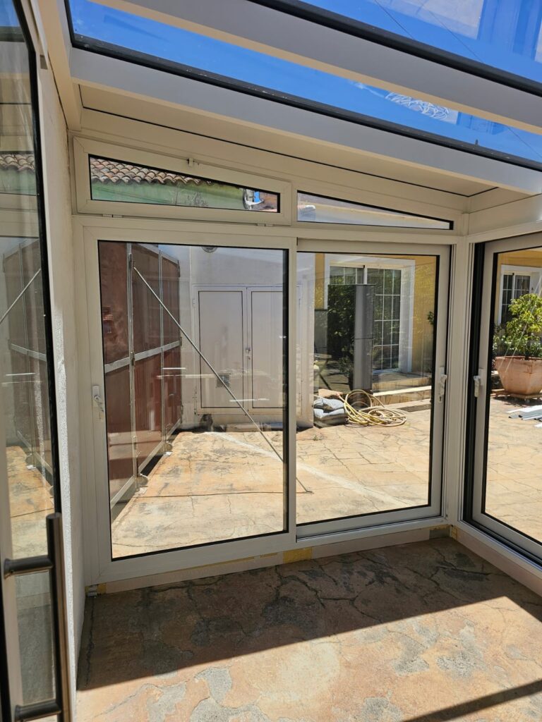 Maßgefertigtes Glasgewächshaus in einem Privathaus auf La Palma 3 invernadero de cristal en La Palma 7