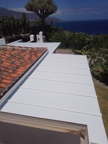 Pérgola con panel sándwich en La Palma: confort y diseño 3 Pergola con panel sandwich Rolf Benker La Palma 2